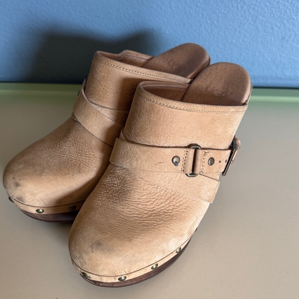 Vintage UGG Tan Leather Clogs with Buckle sz 8